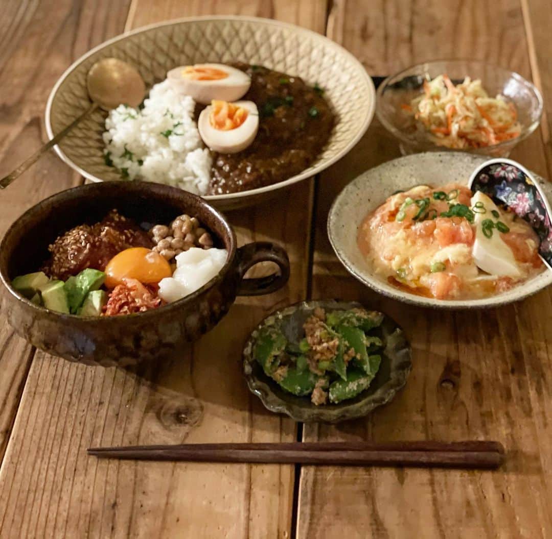 Atsukoのインスタグラム：「今日の晩ご飯  マグロとアボカドとキムチと納豆と長芋和え お豆腐の酸辣湯風あんかけ スナップエンドウ胡麻和え カレーライス コールスロー  手前が私のごはん！ マグロの漬けなどの和え物が美味しかったんだけど、アボカドよりオクラのが個人的にはさっぱりしてて好きかなー。 アボガドもおいしいんだけどね。 お豆腐の酸辣湯餡掛けがまた美味い！ これを食べた時点で結構おなかいっぱいだったけど、お隣まで食べちゃった😂 丼にしないでそのまま食べただけ偉いと思うことにする🤣🤣🤣」