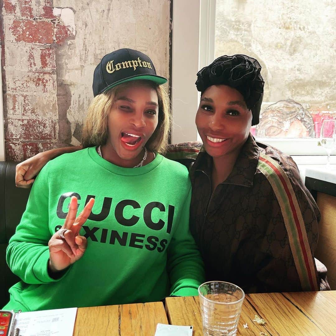 ビーナス・ウィリアムズのインスタグラム：「The Scenes 🎬: Big sister acting like the little sister and then me staring at my true love ❤️ @serenawilliams #sisters」
