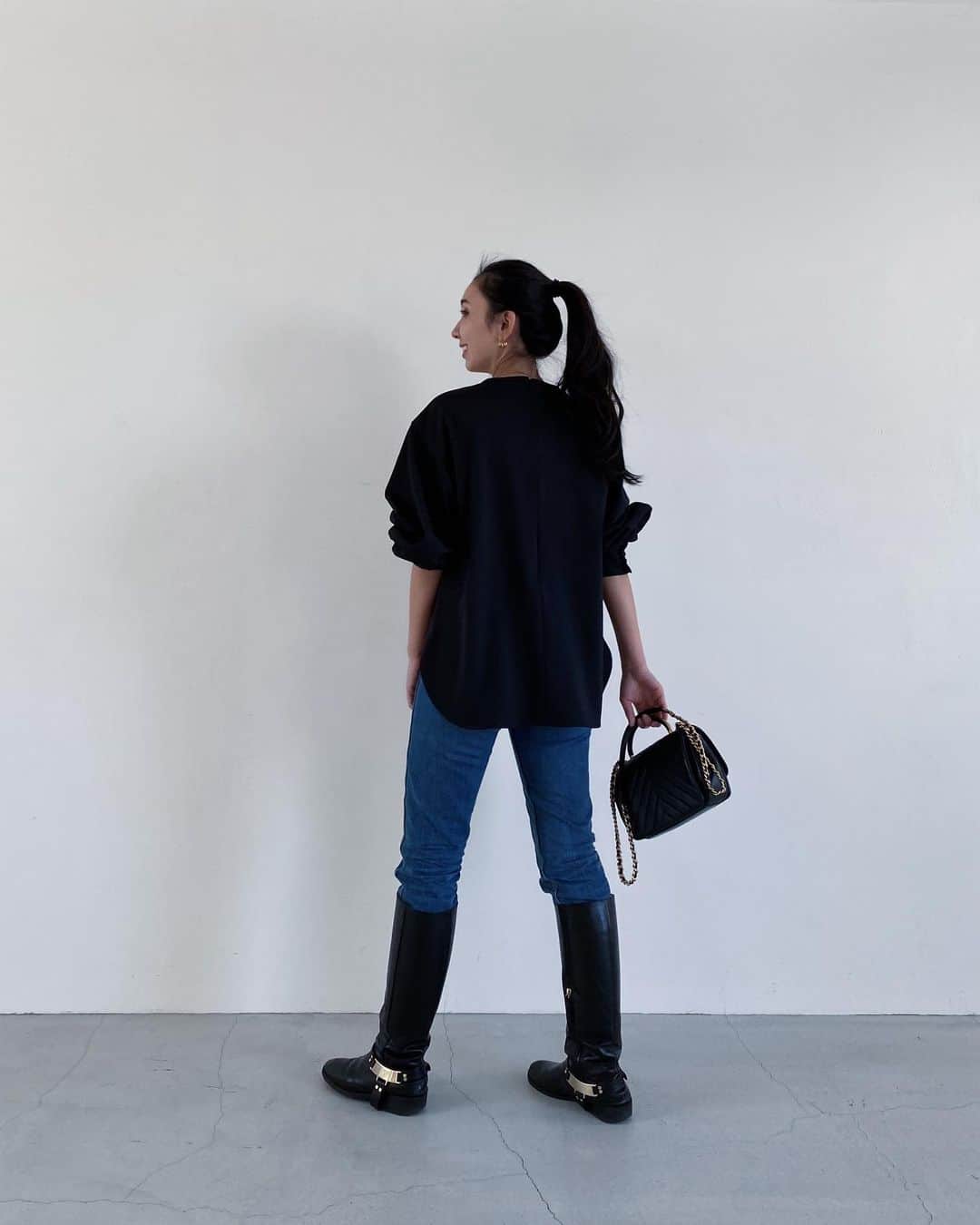 鈴木詩織のインスタグラム：「ブラック×デニム🐻‍❄️  個人的にすきなスタイリングでした。 トップスはブラウスに見えて実はストレッチが効いてるジャージ素材🥸  とっても着やすくてお気に入り✔︎ DAME FRANKでVERY掲載アイテムが期間限定で販売しています♡完売アイテムも出ているのでお早めに〜  tops / @damefrank_official  denim / @kurodenim  boots / @zara bag / @chanelofficial  ﻿ ﻿  #コーデ部#コーデ日記#162cmコーデ#ダムフランク#damefrank#kurodenim#クロデニム#デニムコーデ#ブラックコーデ#ザラ#ブーツコーデ#CHANEL#シャネルバッグ#シャネル」