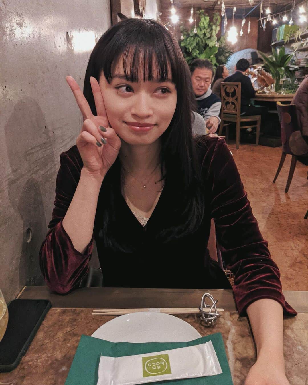 shihori.kathleenのインスタグラム：「🌛🍷 春菊のピザにハートを射止められました」