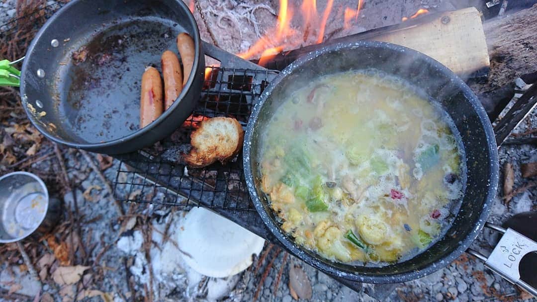 桜花のインスタグラム：「アヒージョ🍀  あ〜非常に美味しい アヒージョ🍀  また作ろう🌷🌷🌷  楽しかったな✨  この時はエビいれたから 次は牡蠣を入れ隊🍀  #アヒージョ #牡蠣  #エビ #キャンプ #キャンプ料理 #camp #campgirl」