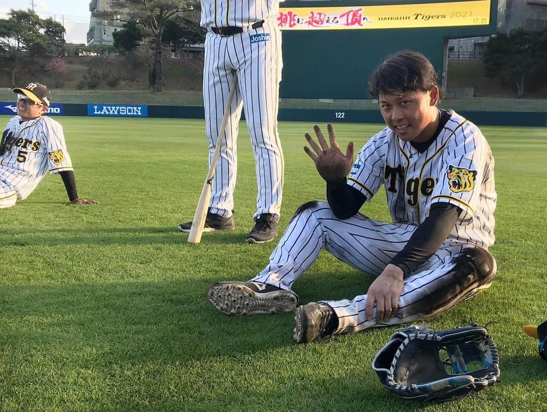 阪神タイガースさんのインスタグラム写真 - (阪神タイガースInstagram)「今日の試合でタイムリーを打った髙山選手！こちらもdeathノックを受けるbefore→afterです！ #髙山俊 選手 @shun_takayama09  #deathノック #前と後 #春季キャンプ #阪神タイガース #挑超頂」2月9日 20時19分 - hanshintigers_official