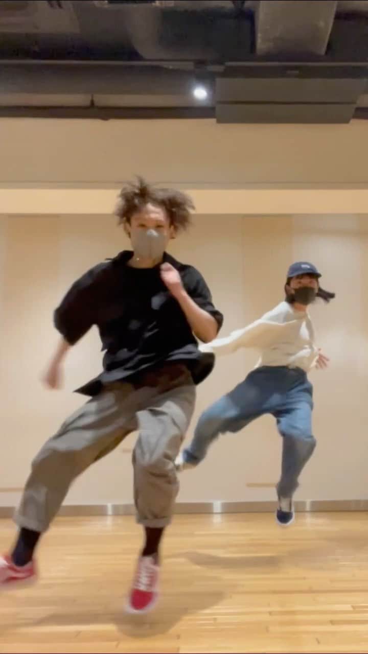 SHUHOのインスタグラム：「"Soul beat runner" Marcel Lune  @momo.house531   #housedance #dancetutorial #streetdance #dancelesson #dance #footwork #ダンス動画 #choreography #choreographer」