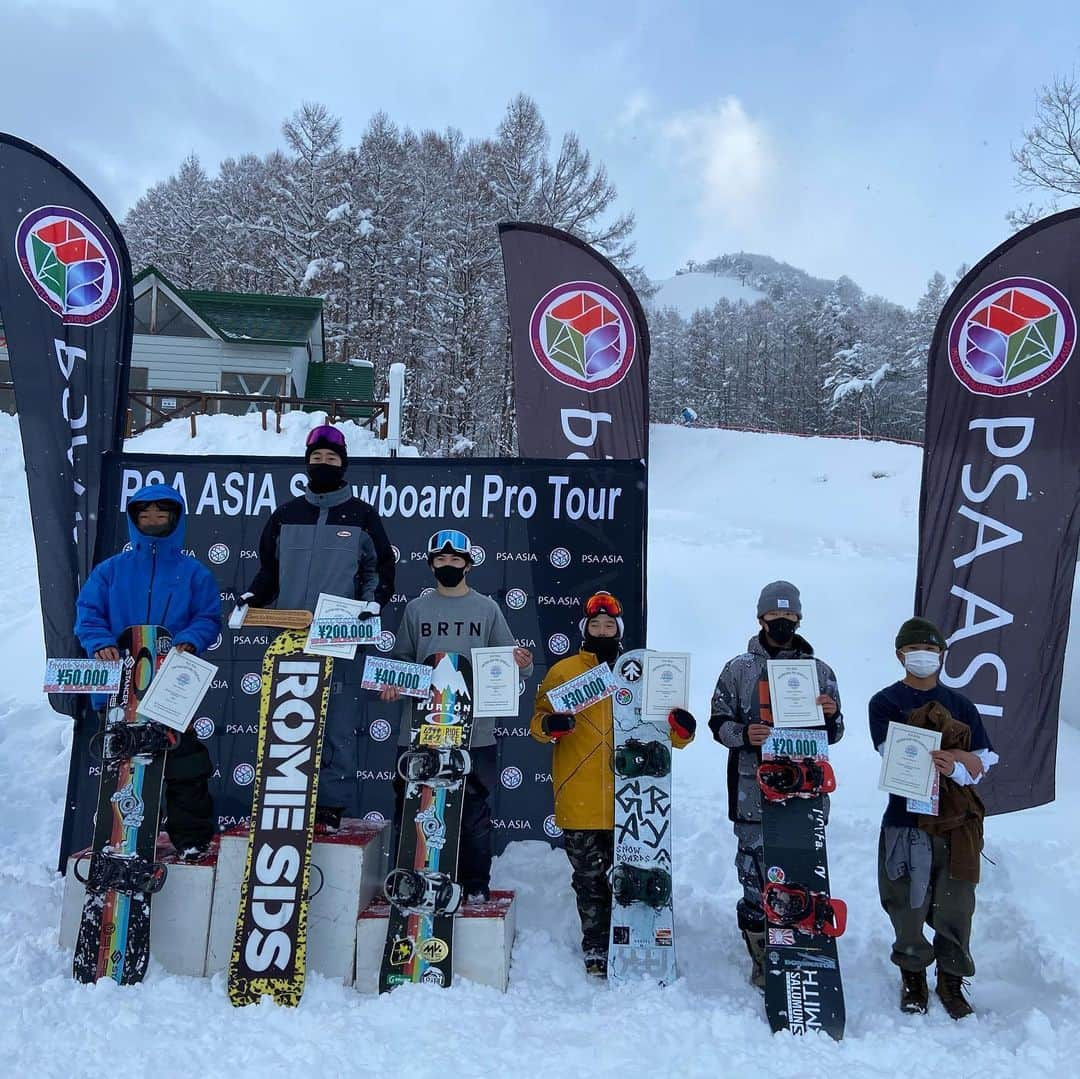 SuzukiAtsuhiroのインスタグラム：「本日高井富士で行われたスロープスタイルのプロ戦で優勝することができました🥇大会関係者の皆さん選手の皆さんお疲れ様でした🙇‍♂️明日もビッグエアーのプロ戦があるので気を抜かず頑張ります💪 @romesds_japan  @girosnow_japan  @dominatorwax  @ebsmission  @hope__og  @the.suns  @aoyamagakuinuniversity  #xjam高井富士 #romesds #giro #dominator #ebsmission #hope #thesuns #チューンナップ工房mk #スノーボード #スノボ #snowboard #snowboarding #snowboarder #instagood #instalike #いいね返し #青山学院 #これ幸 #グラトリ女子」