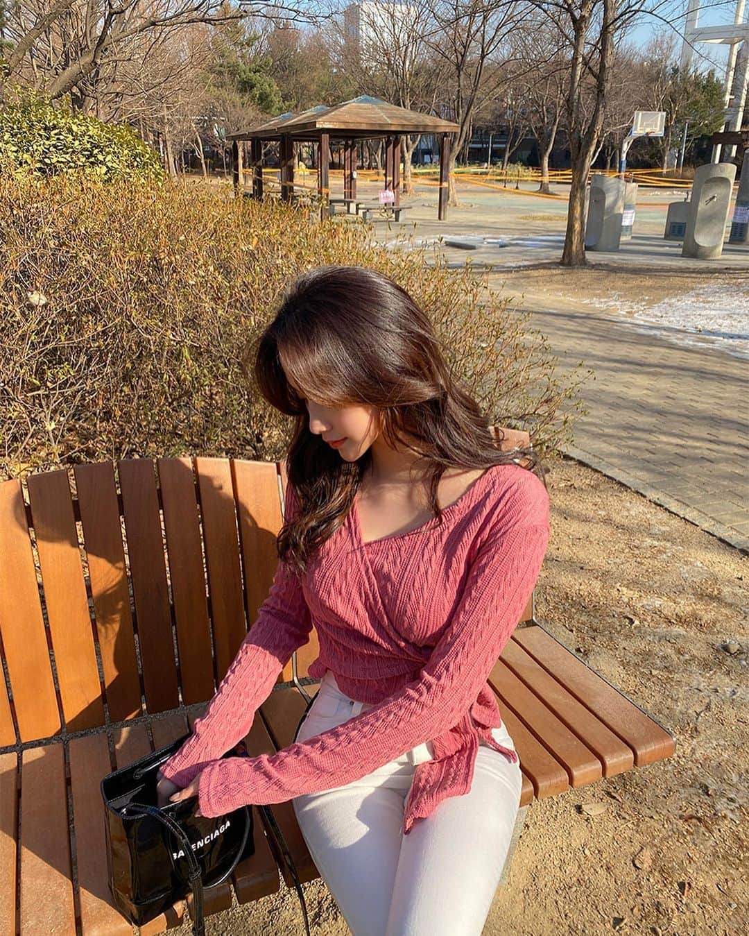 Chuuさんのインスタグラム写真 - (ChuuInstagram)「랩 디자인으로 볼륨감있는 스타일을 연출해주는 티셔츠💕 체형에 맞게 핏 조절이 가능하며 자연스러운 랩 스타일로 다가올 봄에 예쁘게 착용해보세요❣️ 요거 입게 빨리 날이 따뜻해졌으면💕💕💕  #chuu#츄 #lovely_daily_look_chuu」2月9日 20時23分 - chuu_official