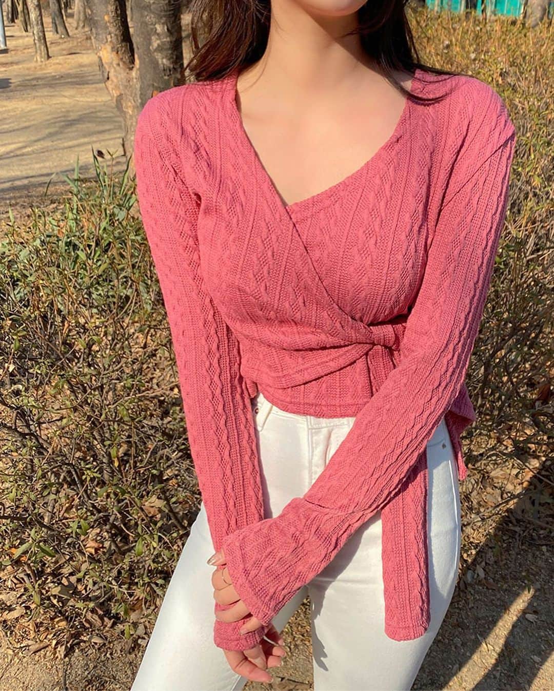 Chuuさんのインスタグラム写真 - (ChuuInstagram)「랩 디자인으로 볼륨감있는 스타일을 연출해주는 티셔츠💕 체형에 맞게 핏 조절이 가능하며 자연스러운 랩 스타일로 다가올 봄에 예쁘게 착용해보세요❣️ 요거 입게 빨리 날이 따뜻해졌으면💕💕💕  #chuu#츄 #lovely_daily_look_chuu」2月9日 20時23分 - chuu_official