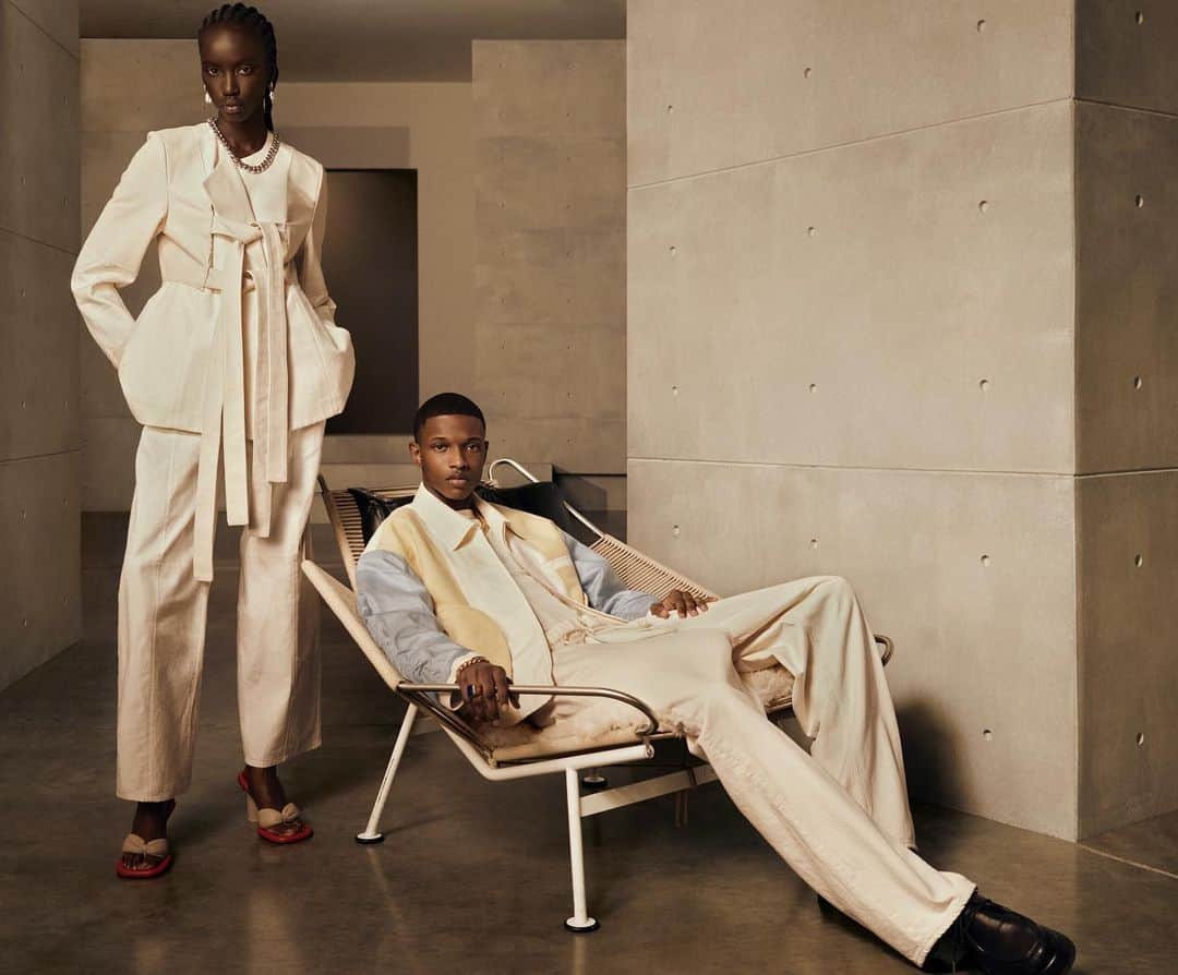 YOONのインスタグラム：「Our 1st campaign with amazing @anokyai and @_malikanderson_ ❤️🖤🤍  @ambush_official SS 2021 campaign makes real the idea of the house, maison, 家 or casa. Discover more about the new Spring Summer 2021 collection at ambushdesign.com. ⁣ Creative Direction me + @wesayhi Photography @ethanjamesgreen Styling @mr_carlos_nazario Set Design @frau.juliawagner Hair @jawaraw Make-Up @susiesobol_makeup Production @apstudioinc Casting @lizgoldson_casting  #AMBUSH #ss21 #ss21collection #newcollection #newseason」