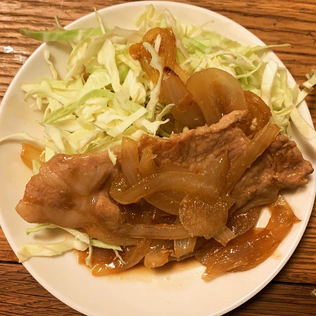 竹井亮介のインスタグラム：「2021年2月9日。 しょうが焼き。 #とっつぁん料理」