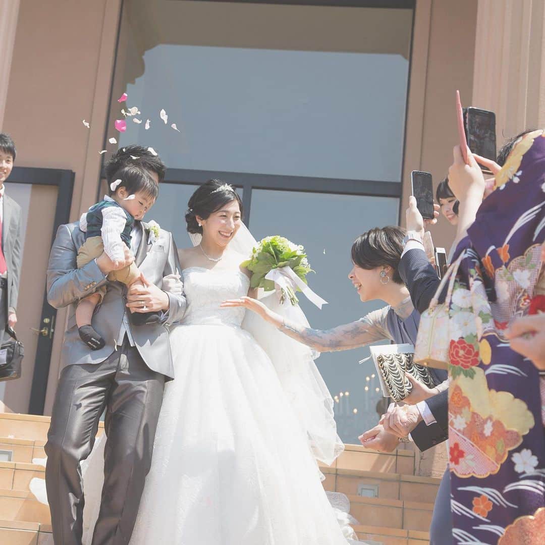 福井結婚式 ヴィラグランディス福井さんのインスタグラム写真 - (福井結婚式 ヴィラグランディス福井Instagram)「【パパママ婚♡】﻿ ・﻿ ・﻿ お子様と一緒に迎える﻿ 大切な一日✨﻿ ・﻿ ・﻿ パパとママと一緒に﻿ ここで結婚式をしたんだよ﻿ ・﻿ ・﻿ お子様が大きくなったときに、﻿ そんなふうに、思い返せるように♡﻿ ・﻿ ・﻿ ・﻿ ヴィラグランディスでは﻿ パパママ婚を全力でサポートさせていただきます♡﻿ ・﻿ ・﻿ 結婚式当日はもちろん、﻿ 結婚式までのお打合せも、安心して行って頂けるよう﻿ 個室でのお打合せ、﻿ お子様用おもちゃやベビーベッド等も﻿ ご用意しております✨﻿ ・﻿ ・﻿ ・﻿ ご家族で迎える幸せな１日を✨﻿ ・﻿ ・﻿ ・﻿ To All Lovers...﻿ 〜すべての愛しい人たちへ〜﻿ ・﻿ ・﻿ ・﻿ #ヴィラグランディス福井﻿ 他の写真も気になる方はプロフィールから﻿ 公式HPもご覧ください▶︎▶︎▶︎」2月9日 20時25分 - villagrandis_fukui