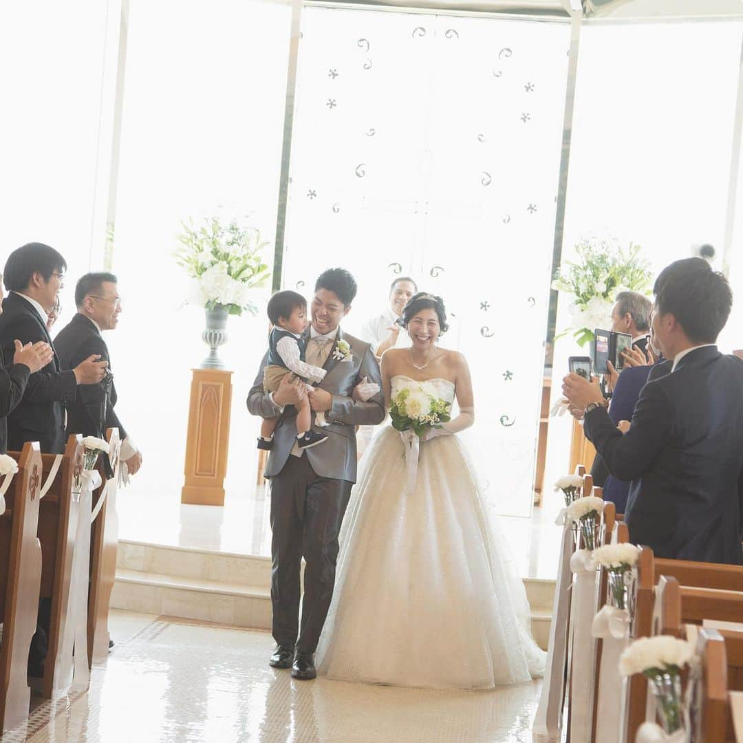 福井結婚式 ヴィラグランディス福井さんのインスタグラム写真 - (福井結婚式 ヴィラグランディス福井Instagram)「【パパママ婚♡】﻿ ・﻿ ・﻿ お子様と一緒に迎える﻿ 大切な一日✨﻿ ・﻿ ・﻿ パパとママと一緒に﻿ ここで結婚式をしたんだよ﻿ ・﻿ ・﻿ お子様が大きくなったときに、﻿ そんなふうに、思い返せるように♡﻿ ・﻿ ・﻿ ・﻿ ヴィラグランディスでは﻿ パパママ婚を全力でサポートさせていただきます♡﻿ ・﻿ ・﻿ 結婚式当日はもちろん、﻿ 結婚式までのお打合せも、安心して行って頂けるよう﻿ 個室でのお打合せ、﻿ お子様用おもちゃやベビーベッド等も﻿ ご用意しております✨﻿ ・﻿ ・﻿ ・﻿ ご家族で迎える幸せな１日を✨﻿ ・﻿ ・﻿ ・﻿ To All Lovers...﻿ 〜すべての愛しい人たちへ〜﻿ ・﻿ ・﻿ ・﻿ #ヴィラグランディス福井﻿ 他の写真も気になる方はプロフィールから﻿ 公式HPもご覧ください▶︎▶︎▶︎」2月9日 20時25分 - villagrandis_fukui