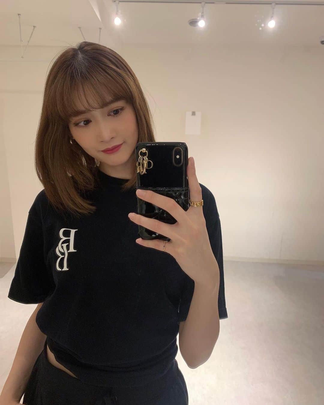 のインスタグラム：「Dance🖤😈﻿ 下地ファンデ口紅は、﻿ ARMARNI BEAUTYのもの。﻿ リップティント落ちにくくてすごい🥺✨﻿ #ArmarniBeauty﻿ #アルマーニビューティ」