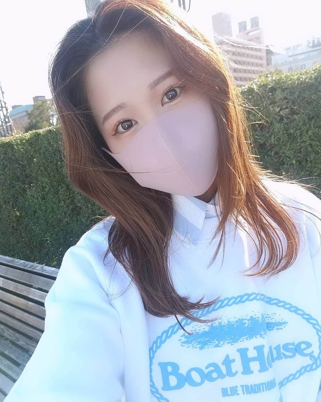 のインスタグラム：「この前のMV撮影の時に #boathouse のお洋服を着ました⚓  いい天気で青空に映えますな💙  IKURAさん、Boat Houseさん ありがとうございました✨」