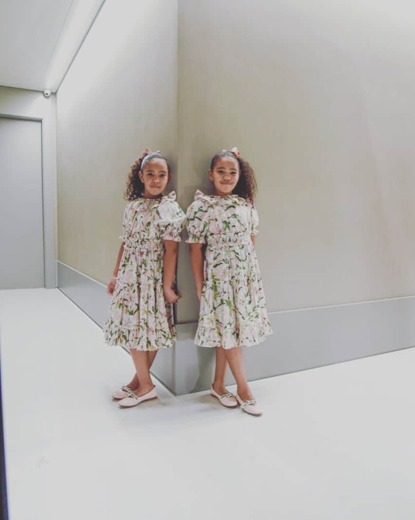 ウィリアンのインスタグラム：「Há 9 anos meu amor chegou em dobro, a luz divina se repartiu e me abençoou duas vezes com duas filhas lindas, ao mesmo tempo. Feliz aniversário, meus amores maiores do mundo!  Nunca imaginei que ser pai de gêmeas fosse uma bênção tão extraordinária, mas talvez ajude o fato de vocês serem as melhores filhas, maravilhosas, amigas entre si e com todos os demais. É um orgulho ser pai, e um prazer indescritível vê-las crescer e evoluir lado a lado.  Oro e peço a Deus que todos os dias, a cada passo, as guarde e que as proteja de todo mal.  Feliz aniversário meus amores, o papai ama muito muito muito vocês!!!! ❤️😍🥰😘🙏🏾🙌🏾  “Os filhos são um presente do Senhor; eles são uma verdadeira bênção.   Os filhos que o homem tem na sua mocidade são como flechas nas mãos de um soldado.   Feliz o homem que tem muitas dessas flechas! Ele não será derrotado quando enfrentar os seus inimigos no tribunal.” ‭‭ Salmos‬ ‭127:3-5‬ ‭」