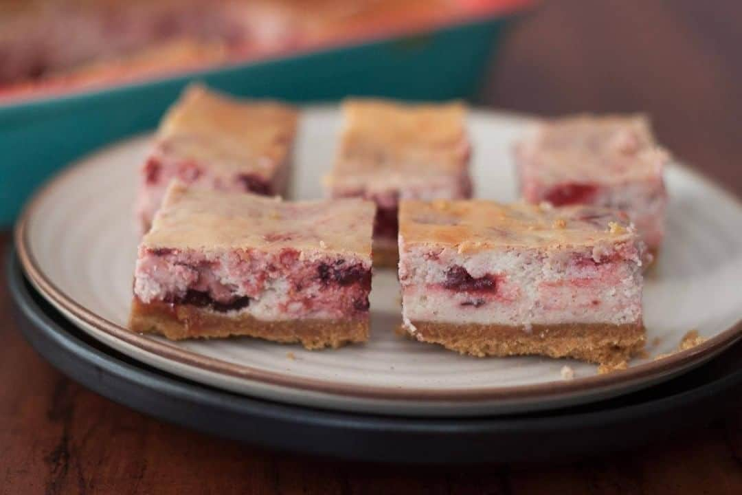 Archana's Kitchenさんのインスタグラム写真 - (Archana's KitchenInstagram)「Strawberry Cheesecake Bars Recipe is essentially creamy cheesecake in the form of bars jeweled with strawberry compote and layered with ginger cookie crumble. An absolute delight that can be served as a dessert for #ValentinesDay.  Search for the recipe “Strawberry Cheesecake Bars” in our app. Link to the app in the bio @archanaskitchen . . . . . . #recipes #easyrecipes #snacks #teatime #teatimesnacks #patty #archanaskitchen #cheesecake #strawberry #strawberryrecipes #Strawberrycheesecake #nobakecheesecake #healthyeating #highprotein #eatfit #cooking #food #healthyrecipes #foodphotography #recipeoftheday #comfortfood #deliciousfood #delicious #instayum #food #tandoori」2月9日 20時30分 - archanaskitchen