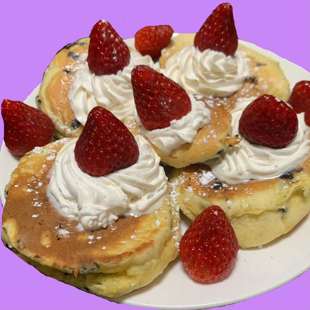 定岡ゆう歩のインスタグラム：「チョコチップパンケーキを作ってみた〜〜🍫🍓🥞 ・ もちろん美味しかったけど、いちごが1番美味しかったのは内緒で😉」