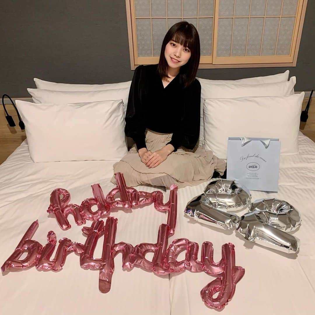 横山キラさんのインスタグラム写真 - (横山キラInstagram)「1/28に22歳になりました！  誕生日が近い友達とセルフ誕生日会した時の写真です✨  #誕生日 #誕生日プレゼント #誕生日会 #誕生日飾り付け #birthday  #gelatopique #ホテル女子会 #誕生日パーティー #22歳 #プレゼント交換 #birthdaypresent」2月9日 20時32分 - kira_yokoyama_