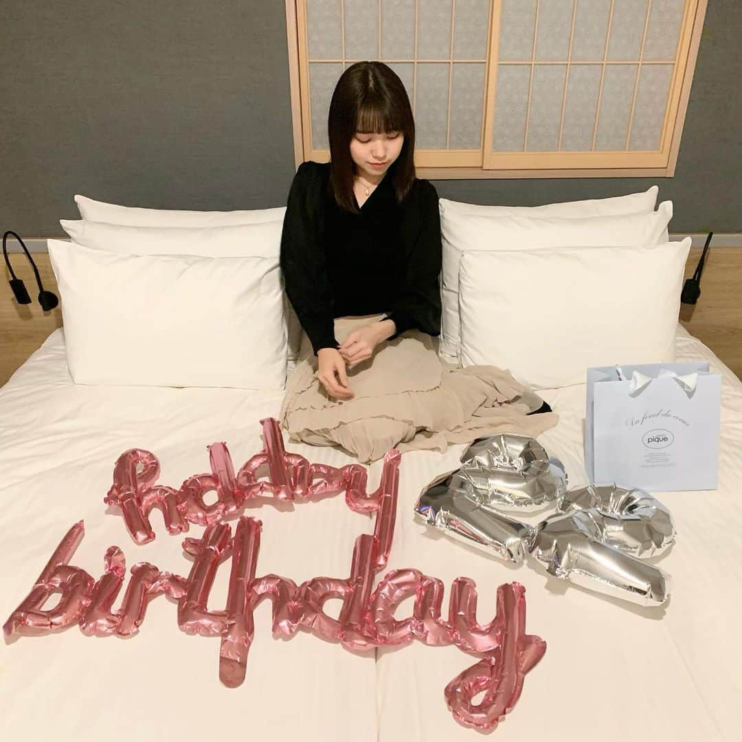 横山キラさんのインスタグラム写真 - (横山キラInstagram)「1/28に22歳になりました！  誕生日が近い友達とセルフ誕生日会した時の写真です✨  #誕生日 #誕生日プレゼント #誕生日会 #誕生日飾り付け #birthday  #gelatopique #ホテル女子会 #誕生日パーティー #22歳 #プレゼント交換 #birthdaypresent」2月9日 20時32分 - kira_yokoyama_