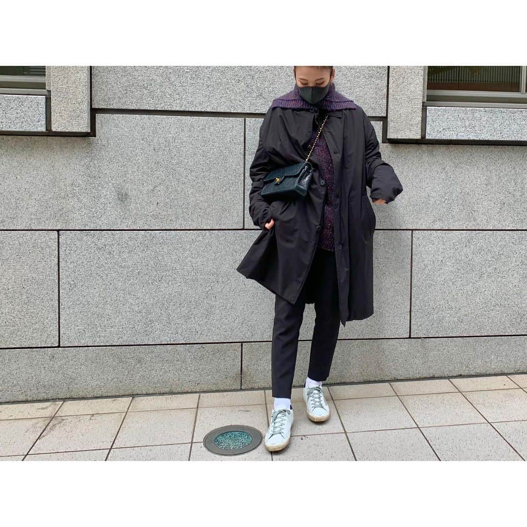 liiiiche23のインスタグラム：「・﻿ ・﻿ こちらも @zara のSALEで買ったコート🖤﻿ メンズなんやけど、サイズ感が可愛いなと🧸﻿ かなりお安くなってた✌️﻿ 洗濯機で洗えそうやし、軽くて暖かい⛄️﻿ このご時世、洗えるコートって嬉しい😂✨﻿ @machatt_  のニットを襟出しして💜 ・﻿ ・ #code #coordinate #fashion #instafashion #instagood #outfit #outfitoftheday #ootd #dailylook #dailylook_japan #dailylook_jp #zara #ザラ #ザラジョ #ザラコーデ #machatt #マチャット #gu #ジーユー #goldengoose #goldengoosesneaker #ゴールデングース #sneakers #スニーカー #chanel #chanelbag #chanelmatelasse #シャネル #マトラッセ」