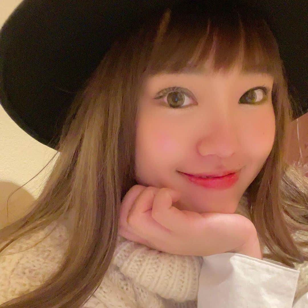 MIYAKOのインスタグラム：「. お久しぶりです、前髪。 毎度毎度、誰？って感じの写真🥳🥳🥳笑笑 冬になると切りたくなりますね🥳 . . 本当は、がっつりオン眉にしたんだけど 伸びるスピードが早い〜🤣🤣🤣 . #hairstyle#hair#selfie#前髪#オン眉#前髪#パッツン前髪#✂️ #実物とは異なります」