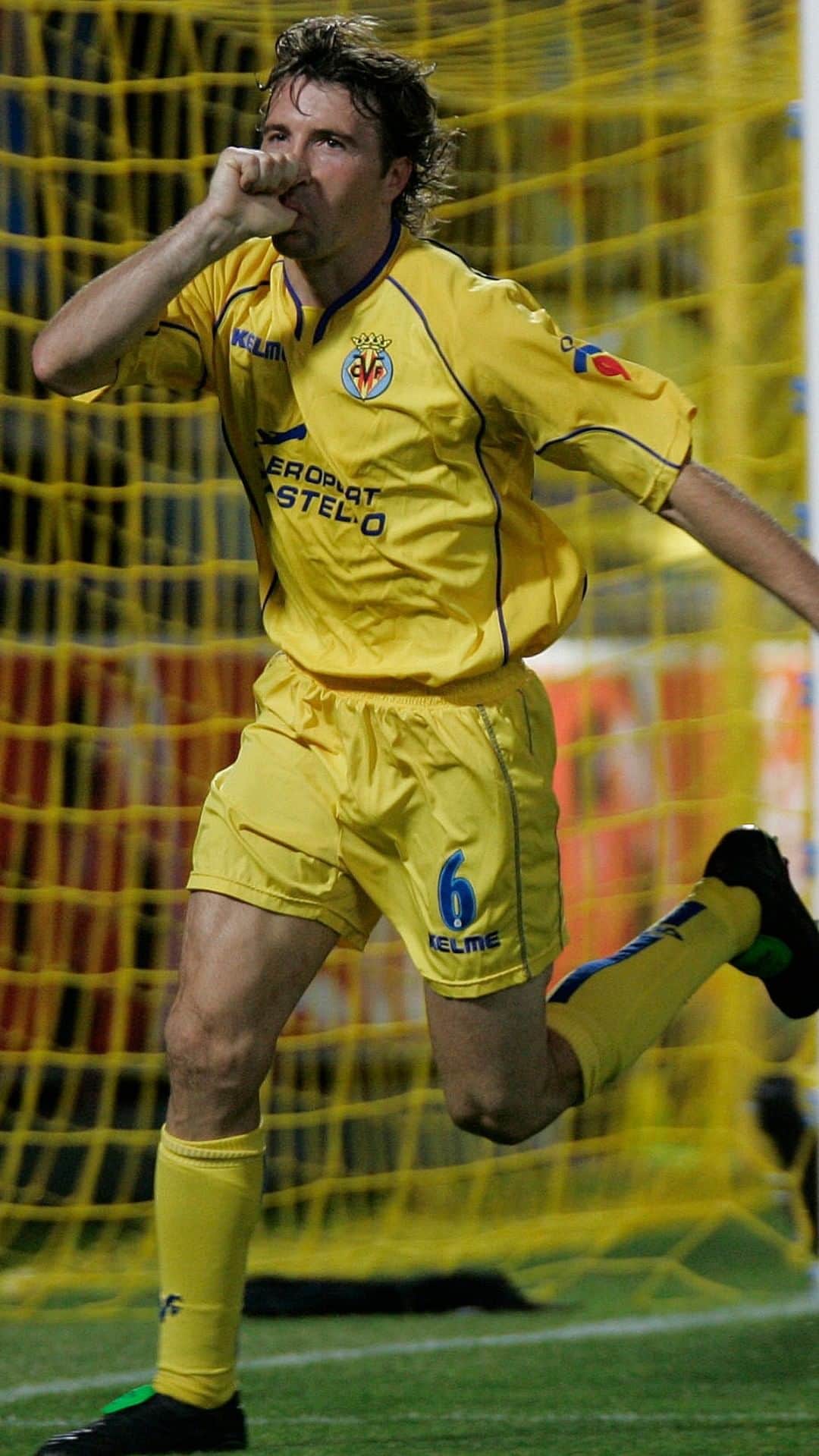 ビジャレアルCFのインスタグラム：「Marcos Senna entrevista a su excompañero en una divertida charla sobre la Historia Grogueta por videoconferencia . Marcos Senna interviews his former team-mate in a fun video call about Yellows’ history. #Villarreal #futbol #soccer #football #submarino」