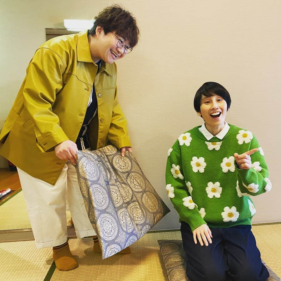 ハリセンボンさんのインスタグラム写真 - (ハリセンボンInstagram)「本日22:00〜日本テレビ「ボンビーガール」です☺️✨  ボンビーガールの楽屋での一枚📸 ポーズを取ってもらいました😂✨  是非ボンビーガールご覧ください🙇‍♀️  #ハリセンボン  #楽屋での一枚 #ボンビーガール #是非ご覧ください」2月9日 20時40分 - harisenbon_staff