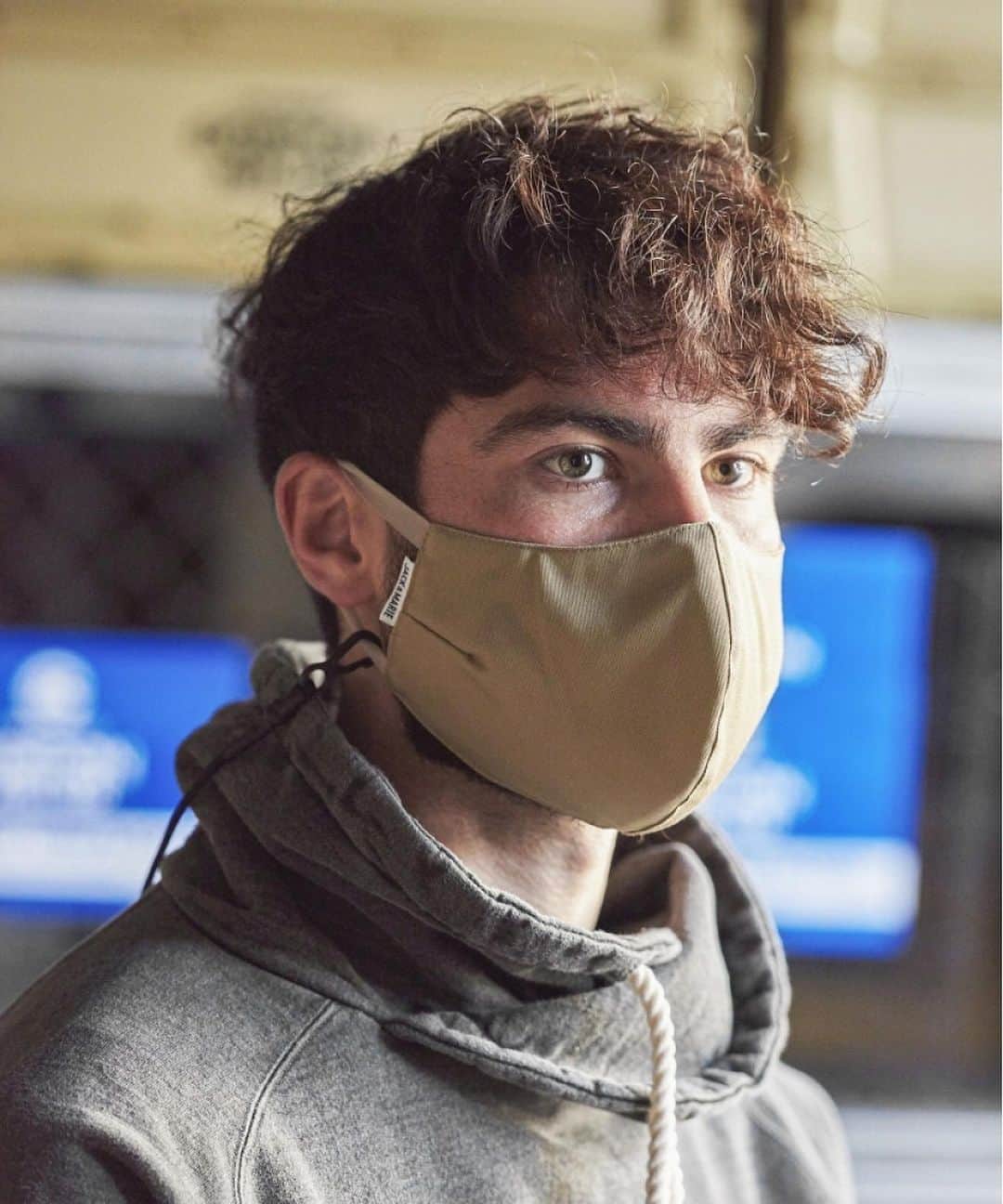 JACK&MARIE / ジャックアンドマリのインスタグラム：「. TWILL REVERSIBLE MASK﻿ ﻿ 抗ウイルス加工を両面に施し、リバーシブルで使用可能なマスクとマスクコードのセット。  JACK & MARIEのオリジナルアイテムです。 ﻿ #jackandmarie #mask #reversiblemask #maskcode #マスク #リバーシブルマスク #マスクコード #ジャックアンドマリー」