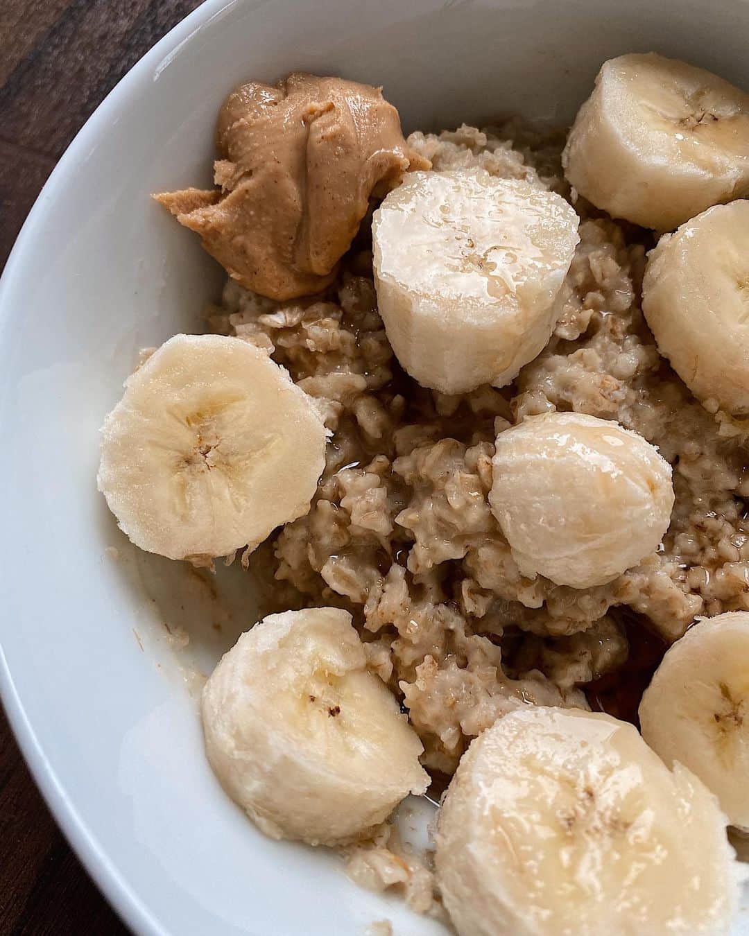 ダニエル・ピーザーさんのインスタグラム写真 - (ダニエル・ピーザーInstagram)「This is my go-to breakfast, something I don’t even have to think about making because I know exactly what to do. Let me know yours in the comments? Recipe below.⁣ #recipes #breakfast #simplefood #porridgebowl  ⁣ • pour your porridge oats into a bowl⁣ • pour oat milk (or whichever ‘milk’ you prefer) to cover the oats by 1cm⁣ • microwave for 1 minute⁣ • stir then 1 more minute⁣ • cover with 1 chopped banana, maple syrup/honey and a teaspoon of peanut butter」2月9日 20時45分 - daniellepeazer