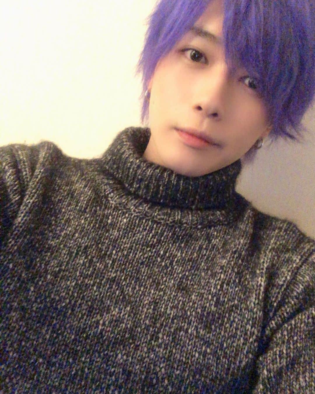 ロケマサのインスタグラム：「切って染めてきた✂️✨  #青髪 #染めたては紫かも🥺 #そろそろハゲそう」