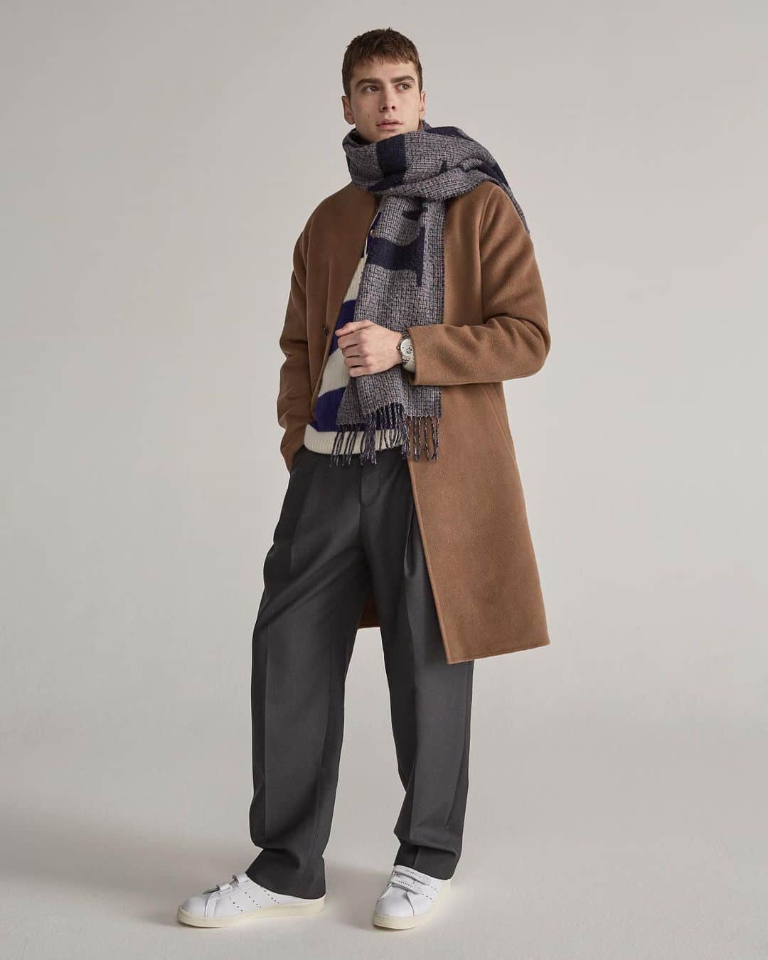 MR PORTERのインスタグラム：「What you wear on Hinge matters. Especially when you're trying to attract in prospective mates. Here's how to optimise your wardrobe and your dating life at the same time. #MRPORTER」
