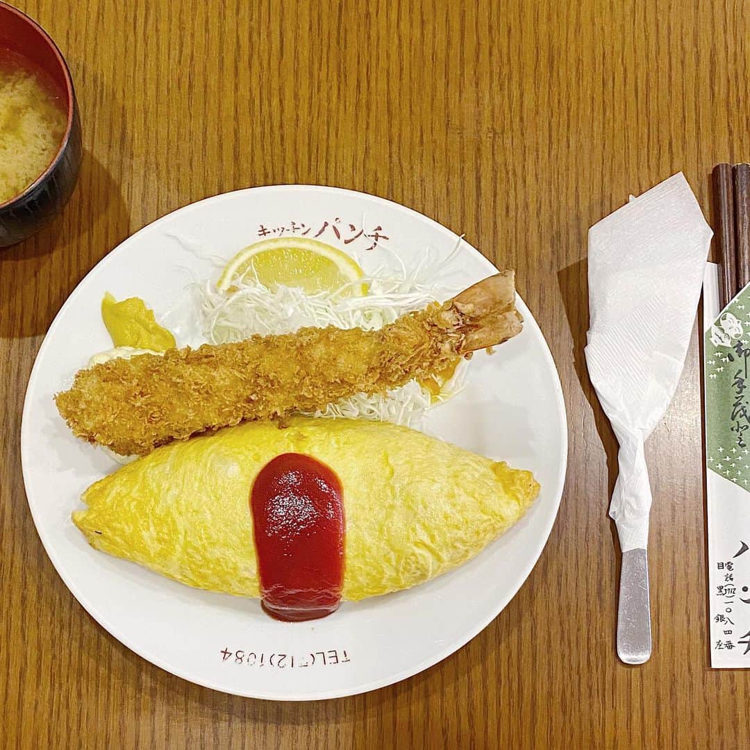 ryokoのインスタグラム：「▪︎ . 🍽 オムライスとエビフライ . . . #キッチンパンチ」