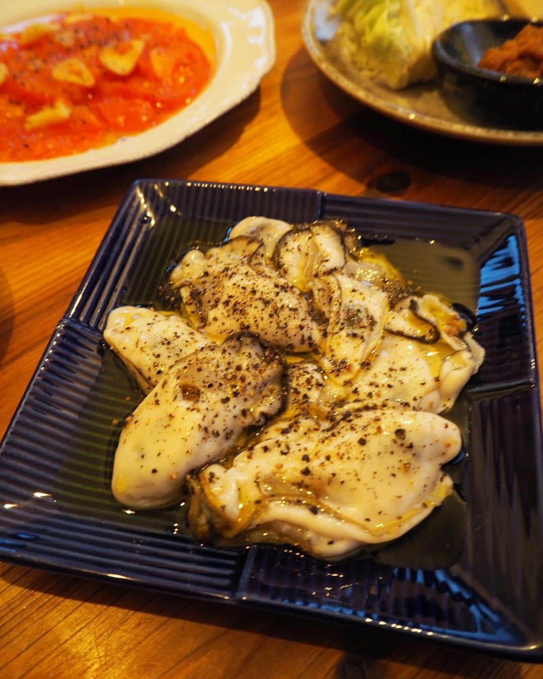 吉野千穂のインスタグラム：「千穂飯🌿  『BPオイスター』  BPことブラックペッパーを たっーーーーぷりかけた生牡蠣です。 (食べる時は写真よりもっとかけました！)  最近知った食べ方なんですが、おいしくておいしくて☺️🤤 オリーブオイル、塩、ブラックペッパーをたっぷりかけるだけ！  牡蠣好きな人には是非やってほしい。 * * #牡蠣#生牡蠣#オイスター#オイスターバー#牡蠣好き#ワインのお供#ワインに合う料理#おうちイタリアン#簡単レシピ#作り置き#作り置きレシピ#常備菜#千穂飯#管理栄養士ごはん#管理栄養士#吉野千穂#おうちごはん#毎日ごはん#朝ごはん#お昼ごはん#晩ごはん#今日のごはん#おうち居酒屋#おつまみ#おつまみレシピ#フードスタイリスト」