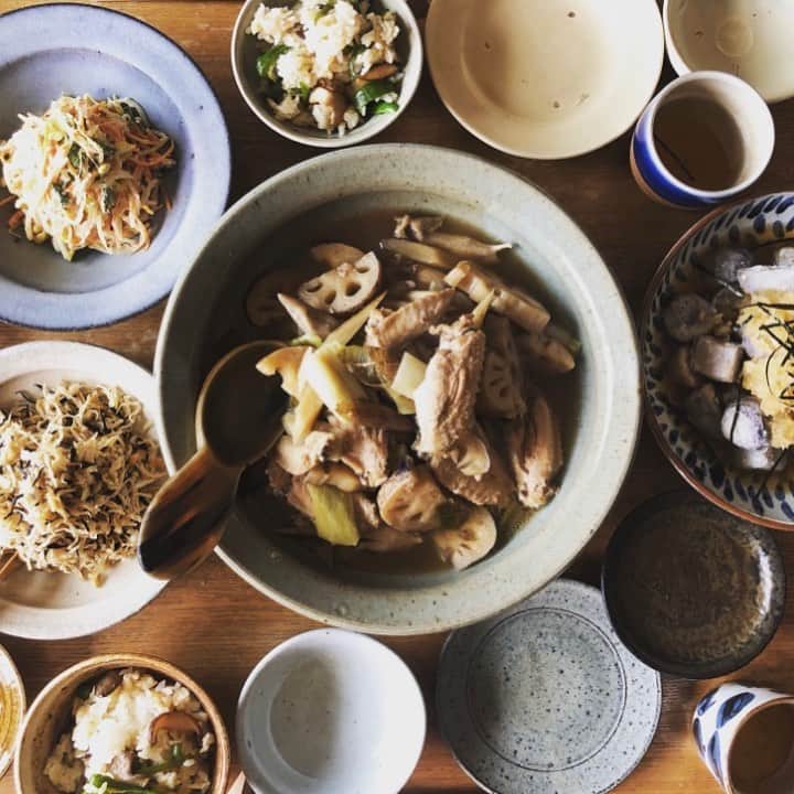 のインスタグラム：「【2月のオンライン教室のお知らせ】﻿ 2月のオンライン教室のお知らせです。﻿ お知らせ直前になってしまいすみません。。🙇‍♀️﻿ 今回は2つの献立を日程を分けて開催したいと思います。①の手羽先の黒酢煮の献立は去年自宅で行ったメニューなので、去年受けた方ご注意くださいね、②は新しいメニューです✨﻿ ﻿ メニュー①﻿ ・手羽先と根菜の黒酢煮﻿ ・里芋の揚げ出汁﻿ ・春菊のナムル﻿ ・長芋チヂミ﻿ ﻿ 2/19(金)11:00〜﻿  /20(土)11:00〜﻿  /21(日)16:00〜﻿ ﻿ ﻿ メニュー②﻿ ・里芋のコロッケ﻿ ・長ネギのおつまみグラタン﻿ ・大根もち﻿ ・ピーマンとしいたけのごはん﻿ ﻿ ﻿ 日程:2/23(火祝)16:00〜﻿  /25(木)11:00〜﻿  /26(金)11:00〜﻿  /28(日)16:00〜﻿ ﻿ ﻿ 12月、1月とキムチ教室が続いたので久しぶりの献立メニューです。﻿ 暖かい日も増えてきましたが、まだまだ冬野菜を楽しめるように、そして最近の私のお気に入りのおつまみをメニューにしてみました。﻿ お家で過ごすことが多い中みなさんの日々の献立にお役に立てたら嬉しいです。﻿ 里芋コロッケは前に社食で作った時に好評でいつか教室で作りたいな〜とずっと思っていました😋 あと里芋の揚げ出しも私の大好きなメニュー。。里芋って美味しいですよね！ ﻿ 後日教室の録画もお送りしていますので、メニューのどれかは後日作るなどなど、復習に使っていただけます。﻿ ﻿ 予約は @online_kitchen_official  から受付開始しています。  画面越しですが、一緒に元気に手を動かしてお料理しましょう〜✨✨ ご予約お待ちしております☺️ どうぞ宜しくお願いいたします〜！」