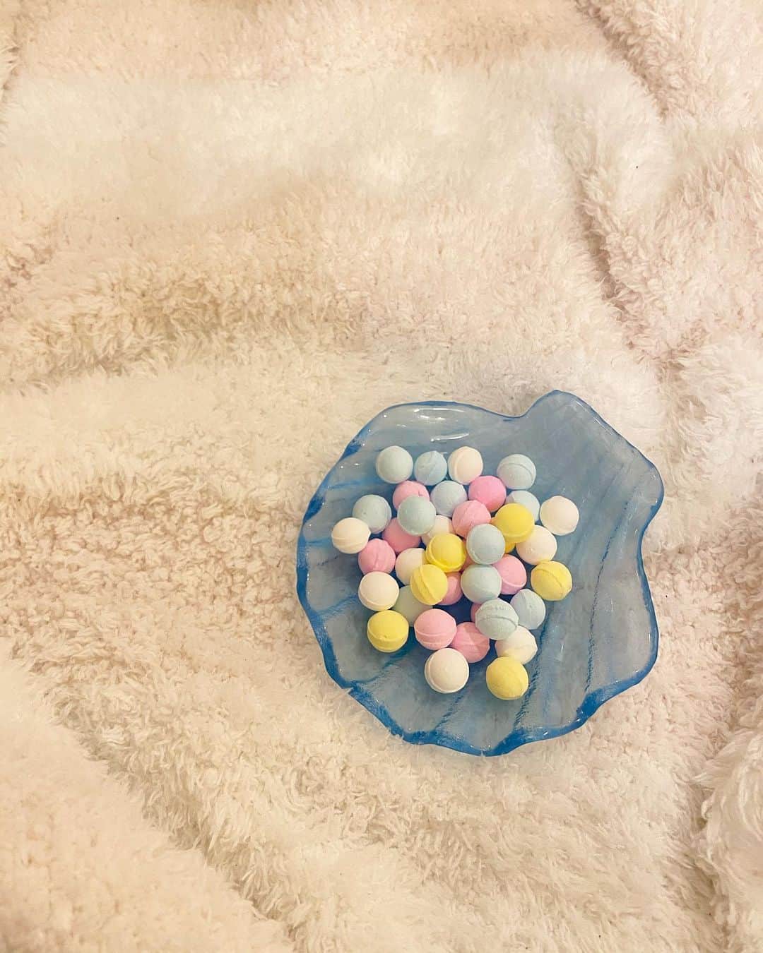 りかみし（みしまりか）さんのインスタグラム写真 - (りかみし（みしまりか）Instagram)「この間のラムネが美味しくて今日は﻿ 2種類買ったよー🤣❤️﻿ おうち映画しながらつまむの🤏❤️﻿ ﻿ レインボーラムネ鞄にも忍ばせやすいから﻿ 家出る時もおやつに持ちやすいね🍭﻿ ﻿ ドンキでいつも買ってるよ🙆‍♀️﻿ ﻿ #ラムネ好き﻿ #レインボーラムネ﻿ #味覚糖 #UHA味覚糖」2月9日 20時50分 - rikamishi_official
