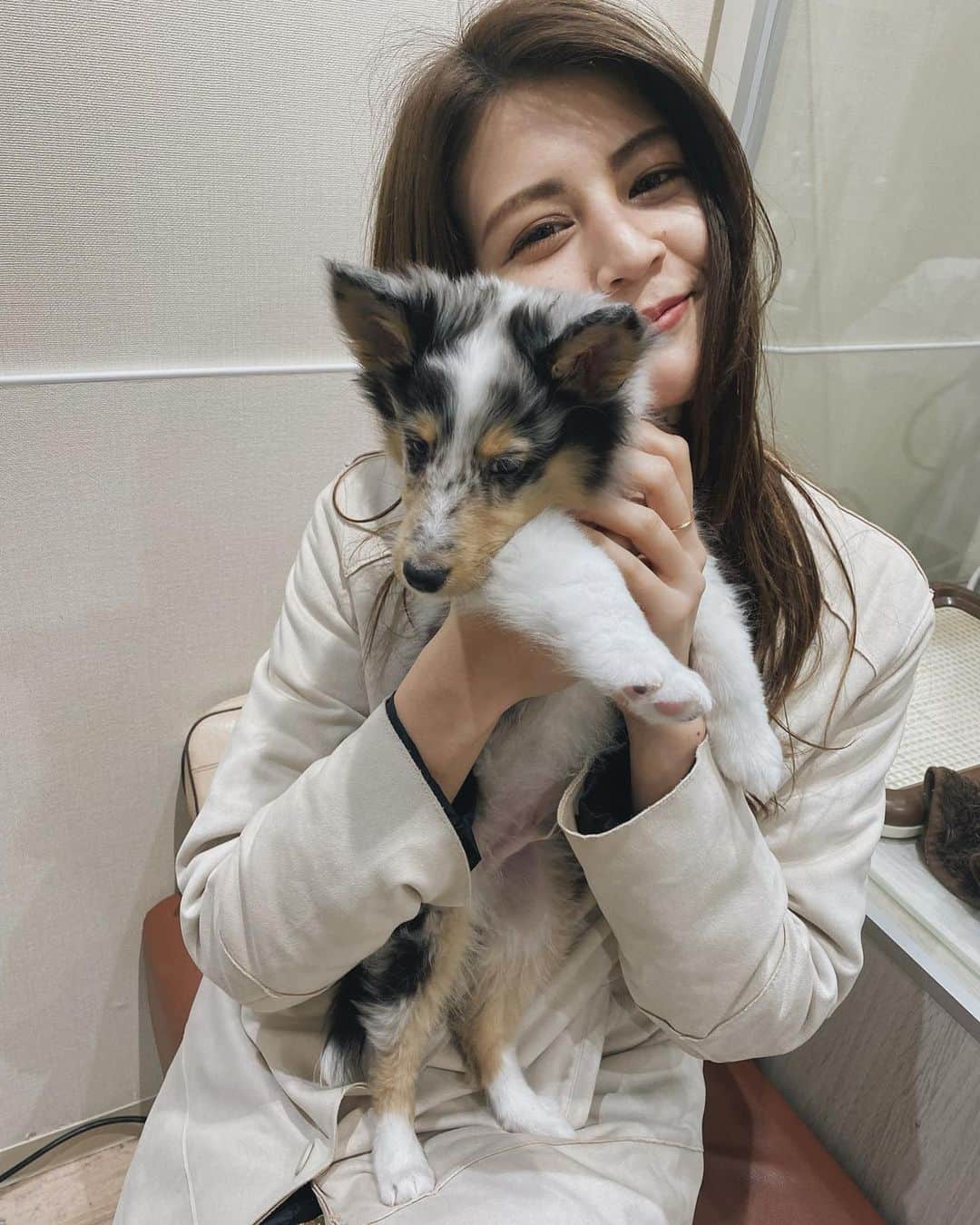 九里聖莉奈のインスタグラム：「.﻿ ﻿ Be silly. Be fun.﻿ Be different. Be crazy.﻿ ﻿ Falling love with him🐶﻿ ﻿ #kuriseri #puppy﻿ #犬」