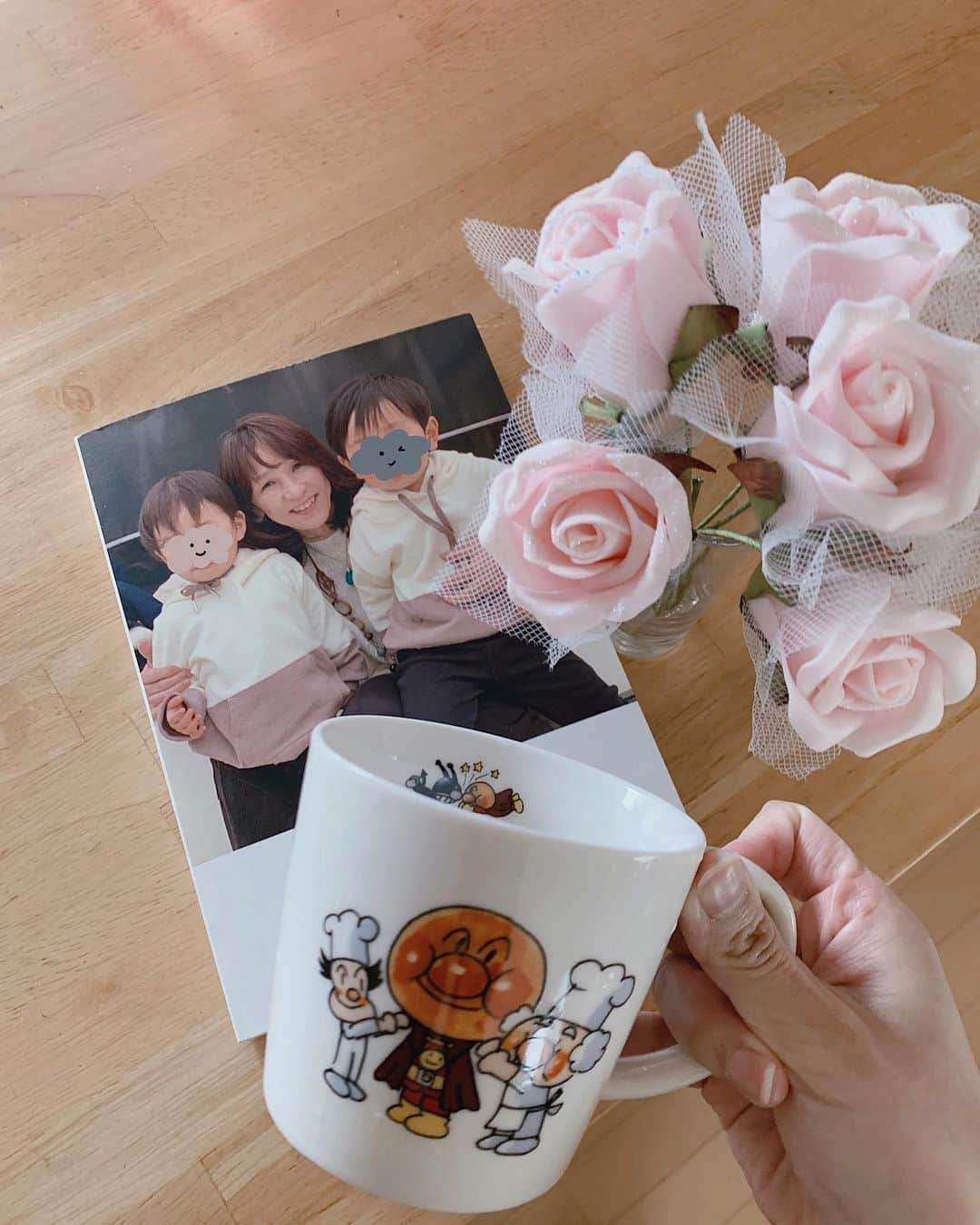 Remiさんのインスタグラム写真 - (RemiInstagram)「perfect gift for grandma👩🏻‍🦳💐 母にお世話になったお礼に、子供達と選んだマグカップと、母と子供達の思い出フォトブックをプレゼント🎁 特にこの1年は、セブ島の三世代留学に始まり、2度の長期帰省や三世代旅行など思い出が沢山👩‍👧‍👦✨  今回の帰省中にフォトブックを3冊作りました📚 毎年作っている家族のYear book、 母と子供たちの思い出book👩🏻‍🦳 祖母と子供たちの思い出book👵🏻  毎年子供の成長記録📖は母にも送っていたけど、母と祖母が主役のフォトブックは何よりのサプライズプレゼントになったようで、涙ながら喜んでくれました😭✨ 徹夜続きで頑張って本当に良かった🙌🏼  もちろん私自身も、母や祖母との思い出を文字と形に残せて、毎年何万枚も撮影する写真からベストショットを集めた家族のYear bookは、何よりの宝物💓  --------------------------------------  写真の整理方法やフォトブックについてよく聞かれるのでまとめてみました📝  〈写真整理〉 ・iphoneのカメラロールをMacに同期(デジカメの写真もカメラロールに取り込んでいるので同時に同期) →全ての写真からベストショットを選び月毎のフォルダに移す →1年分のフォルダを年のフォルダにまとめ、SDカード(またはハードディスク)に移す →PCの写真を削除してPCの空き容量を増やす (動画は「みてね」に残すのみですが、余裕があればベスト動画も写真と同じくまとめても良いかも)  〈フォトブック〉 色んなメーカーのものを試した結果、今はこの2つがメインです。(2枚目にタグ付け🏷)  📖フォトバック @photoback.jp  →10年以上愛用してる、毎年のYear albumはこれ。 【LIFE(A5) /120p ¥6,600+tax】 ⚫︎本当の本みたいなデザインが好き ⚫︎レイアウトが豊富で文章もしっかり入れられる ⚫︎マイページで過去作ったの本を閲覧&再オーダーできる(3枚目) △値段はお高め(定期的に割引クーポンあり)  📖しまうまプリント @shimaumaprint  →子供の成長記録やイベント本など、配る用に。 【A5/144p ¥998+tax】 ⚫︎ページ数が多くてとにかく安い！ ⚫︎スタンダードで十分の画質 △フォントは選択できない △過去の作品は見れない  どちらもソフトカバーで画質も同じくらい。包装も丁寧です。 どちらもスマホ対応していますが、私は断然PC派。 編集のしやすさもそんなに変わりません。  子供も見るので汚れないように100均のブックカバーを付けて保管しています。  長くなりましたが、気になる方の参考になれば😊📖  #フォトブック #いつもありがとう #母へのプレゼント #祖母へのプレゼント #イヤーブック #写真アルバム #思い出 #しまうまプリント #photobook #photoback #gift」2月9日 20時51分 - remi_912