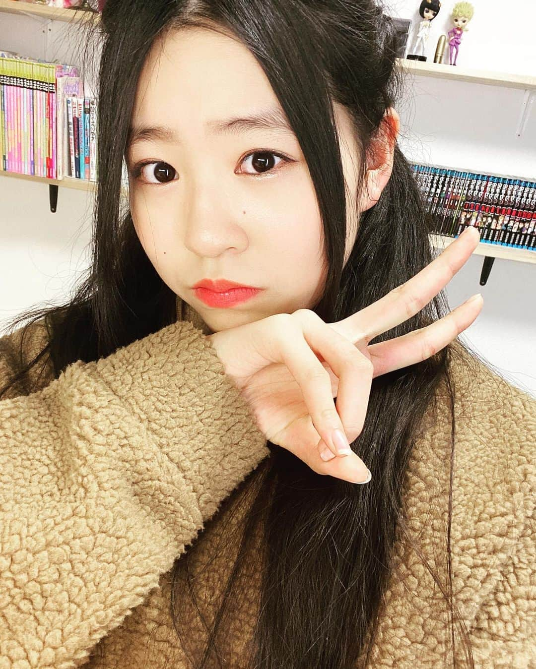 藍井柚來のインスタグラム：「明日は大好きな体育があるから嬉しい🥰❗️ しかもその次の日は祝日😚🎶 うれしー😆  #体育 #大好き #ツインテール #twintail  #二つ結び  #はーと」