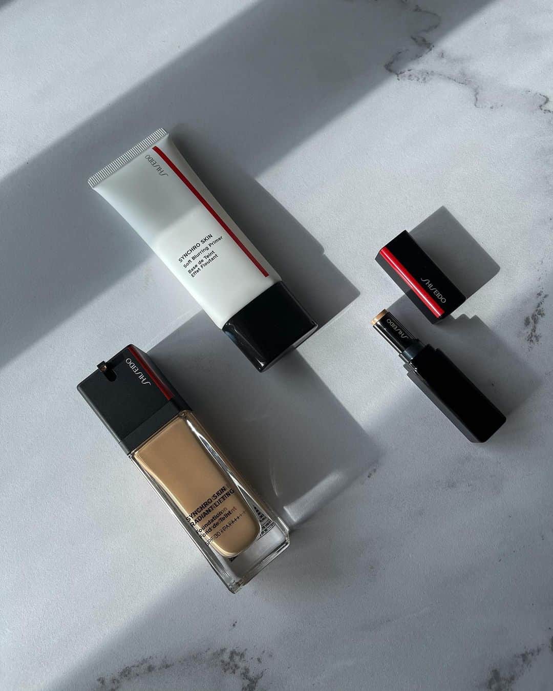 Rika Sasaki JPNのインスタグラム：「Base Makeup🙂 久しぶりにめっちゃ好きって思える ファンデーションだった🤍  ・カバー力あるけど付け心地が重たくなくて ナチュラル ・密着力があって崩れにくいけど乾燥しない ・長時間経っても崩れ方汚くない ・ツヤすぎずマットでもない　　　 ・色の種類が豊富 ↑今私がファンデに求める条件を全て クリアしてくれた🥲✨❤️ マスクにも付きにくいし、 ツヤツヤしてないのに光の加減でさりげなく　 ツヤんってなってるのが好きです😌 @shiseido_japan  ・シンクロスキンラディアントリフティングファンデーション ・ソフトブラーリングプライマー ・コレクティングジェルスティックコンシーラー プライマーは崩れやすいところにだけ 部分使いすると良かった(乾燥する部分は🙅🏾‍♀️) コンシーラーもナチュラルにカバー力あるのに 乾燥しないから目の周りや口元にも使える💯 久しぶりにベースメイク変えれて嬉しい😌❤️」