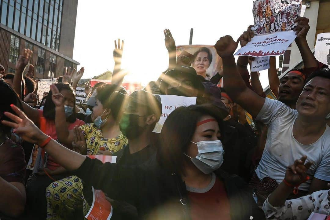 AFP通信さんのインスタグラム写真 - (AFP通信Instagram)「#AFPrepost @yeaungthu - Protesters gather to demonstrate against the February 1 military coup, in downtown in Yangon on February 8, 2021.⁣ #militarycoup #myanmar #protest #yangon」2月9日 20時53分 - afpphoto