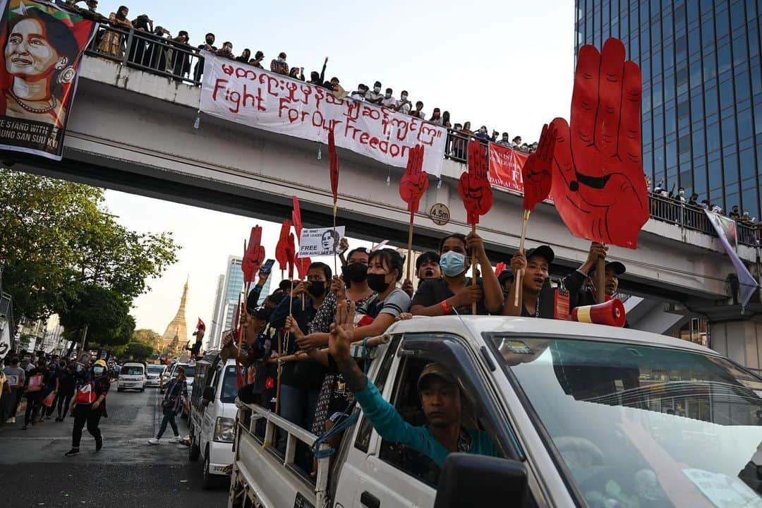 AFP通信さんのインスタグラム写真 - (AFP通信Instagram)「#AFPrepost @yeaungthu - Protesters gather to demonstrate against the February 1 military coup, in downtown in Yangon on February 8, 2021.⁣ #militarycoup #myanmar #protest #yangon」2月9日 20時53分 - afpphoto