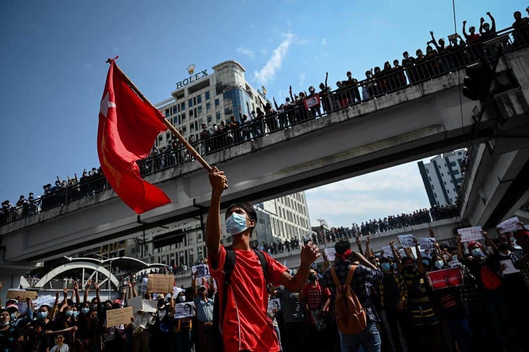 AFP通信さんのインスタグラム写真 - (AFP通信Instagram)「#AFPrepost @yeaungthu - Protesters gather to demonstrate against the February 1 military coup, in downtown in Yangon on February 8, 2021.⁣ #militarycoup #myanmar #protest #yangon」2月9日 20時53分 - afpphoto