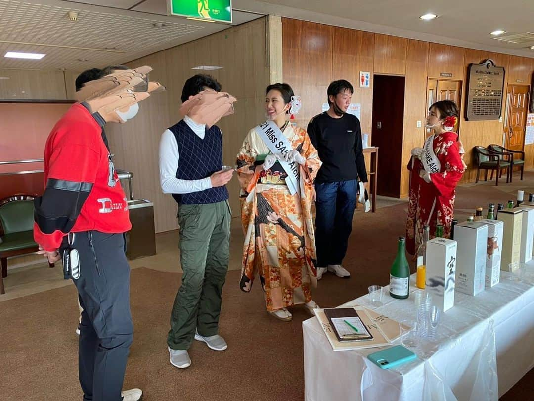 KAGAWACHIHOさんのインスタグラム写真 - (KAGAWACHIHOInstagram)「𝐺𝑂𝐿𝐹 ⛳️× 𝑆𝐴𝐾𝐸 🍶  #岐阜稲口ゴルフ倶楽部 ⛳️にて 開催されました利き酒イベント２日目🍶💕  ラウンドの合間のひとときに 日本酒についてあれこれ語りながら 東海3県のお酒を飲み比べていただき とても充実したイベントになりました😊  ❁.｡.:*:.｡.✽.｡.:*:.｡.❁.｡.:*:.｡.✽.｡.:*:❁.｡.:*:.｡.✽.｡.:*:.｡.❁  お手元には岐阜県の地酒「#ふかもり 」を✨ 森・森・森と書いてふかもりと読みます✍️ 岐阜県中津川市にある#山内酒造場 様のお酒です。 森の中にある日本一小さな醸造場だとか🌳🌳🌳 水は山内酒造にある小野沢の伏流水を使用しているそう✨  「ふかもり 純米吟醸 火入れ」  原料米品種：五百万石 精米歩合：55パーセント 日本酒度：＋4 アルコール度数：15.2度  山内酒造場様では昔ながらの木でできた酒造りの道具が展示されており無料で蔵見学をさせてくれるようですよ〜✨  ❁.｡.:*:.｡.✽.｡.:*:.｡.❁.｡.:*:.｡.✽.｡.:*:❁.｡.:*:.｡.✽.｡.:*:.｡.❁  Last weekend, Sake tasting event was held at Gifu Inaguchi golf course 🏌️‍♀️⛳️ 19 kinds of Sake was prepared and a lot of people enjoyed tasting Sake 💕  We will update more information about Japanese culture ( and Japanese sake) so please follow us and please do not miss out on our special infomation🌸 Thank  you very much😊🤍  ❁.｡.:*:.｡.✽.｡.:*:.｡.❁.｡.:*:.｡.✽.｡.:*:❁.｡.:*:.｡.✽.｡.:*:.｡.❁  #利き酒#日本酒#清酒#タグラム#ポン酒#日本酒女子#日本酒好きな人と繋がりたい#ゴルフ好きな人と繋がりたい  #ミス日本酒#ミス日本酒愛知#ミスSAKE#ミスSAKE愛知 #japanesegirl#saketasting#japaneseculture#japan #misssake#misssakeaich#sake#japanese#japan#golf#inaguchigolfclub#gifu#aich#mie#golfstagram#kimono」2月9日 21時03分 - chisan_golf_official