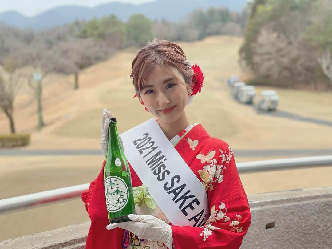 KAGAWACHIHOのインスタグラム：「𝐺𝑂𝐿𝐹 ⛳️× 𝑆𝐴𝐾𝐸 🍶  #岐阜稲口ゴルフ倶楽部 ⛳️にて 開催されました利き酒イベント２日目🍶💕  ラウンドの合間のひとときに 日本酒についてあれこれ語りながら 東海3県のお酒を飲み比べていただき とても充実したイベントになりました😊  ❁.｡.:*:.｡.✽.｡.:*:.｡.❁.｡.:*:.｡.✽.｡.:*:❁.｡.:*:.｡.✽.｡.:*:.｡.❁  お手元には岐阜県の地酒「#ふかもり 」を✨ 森・森・森と書いてふかもりと読みます✍️ 岐阜県中津川市にある#山内酒造場 様のお酒です。 森の中にある日本一小さな醸造場だとか🌳🌳🌳 水は山内酒造にある小野沢の伏流水を使用しているそう✨  「ふかもり 純米吟醸 火入れ」  原料米品種：五百万石 精米歩合：55パーセント 日本酒度：＋4 アルコール度数：15.2度  山内酒造場様では昔ながらの木でできた酒造りの道具が展示されており無料で蔵見学をさせてくれるようですよ〜✨  ❁.｡.:*:.｡.✽.｡.:*:.｡.❁.｡.:*:.｡.✽.｡.:*:❁.｡.:*:.｡.✽.｡.:*:.｡.❁  Last weekend, Sake tasting event was held at Gifu Inaguchi golf course 🏌️‍♀️⛳️ 19 kinds of Sake was prepared and a lot of people enjoyed tasting Sake 💕  We will update more information about Japanese culture ( and Japanese sake) so please follow us and please do not miss out on our special infomation🌸 Thank  you very much😊🤍  ❁.｡.:*:.｡.✽.｡.:*:.｡.❁.｡.:*:.｡.✽.｡.:*:❁.｡.:*:.｡.✽.｡.:*:.｡.❁  #利き酒#日本酒#清酒#タグラム#ポン酒#日本酒女子#日本酒好きな人と繋がりたい#ゴルフ好きな人と繋がりたい  #ミス日本酒#ミス日本酒愛知#ミスSAKE#ミスSAKE愛知 #japanesegirl#saketasting#japaneseculture#japan #misssake#misssakeaich#sake#japanese#japan#golf#inaguchigolfclub#gifu#aich#mie#golfstagram#kimono」