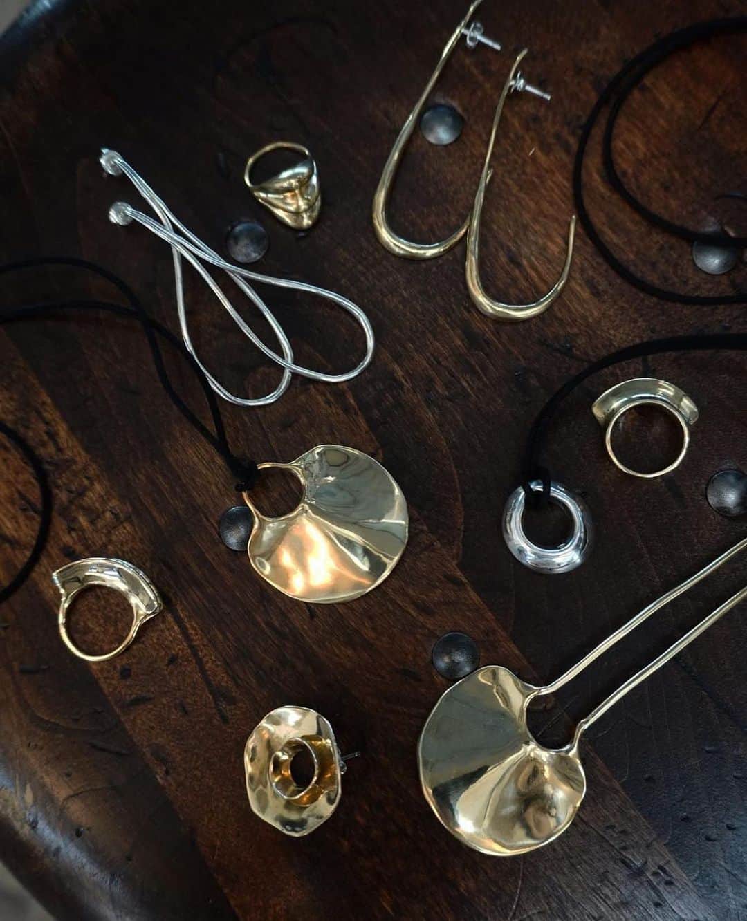 JUNNAのインスタグラム：「今週の @etretokyo @etretokyo_store に 沢山のアクセサリーが入荷します  今回入荷するのは私も以前から愛用している アメリカのブランド @arianaboussardreifel のアクセサリー  ビンテージジュエリーや伝統的なインディアンジュエリーのコレクターでもある彼女の作り出すジュエリーは、 質の良さと有機的なフォルムの美しさが魅力。   大胆でパワプルでありながら、温かみがあり、 年季を重ねることによってさらにその良さを実感できるものばかり...  全てのジュエリーがニューヨークで手作りされており、 素材にはリサイクルマテリアルを使用するなどサステイナブルな面にも配慮しているブランドです。  #arianaboussardreifel #etretokyo #アクセサリー#ジュエリー#ヴィンテージ#インディアンジュエリー #ゴールド#シルバー#ピアス#リング#ネックレス」