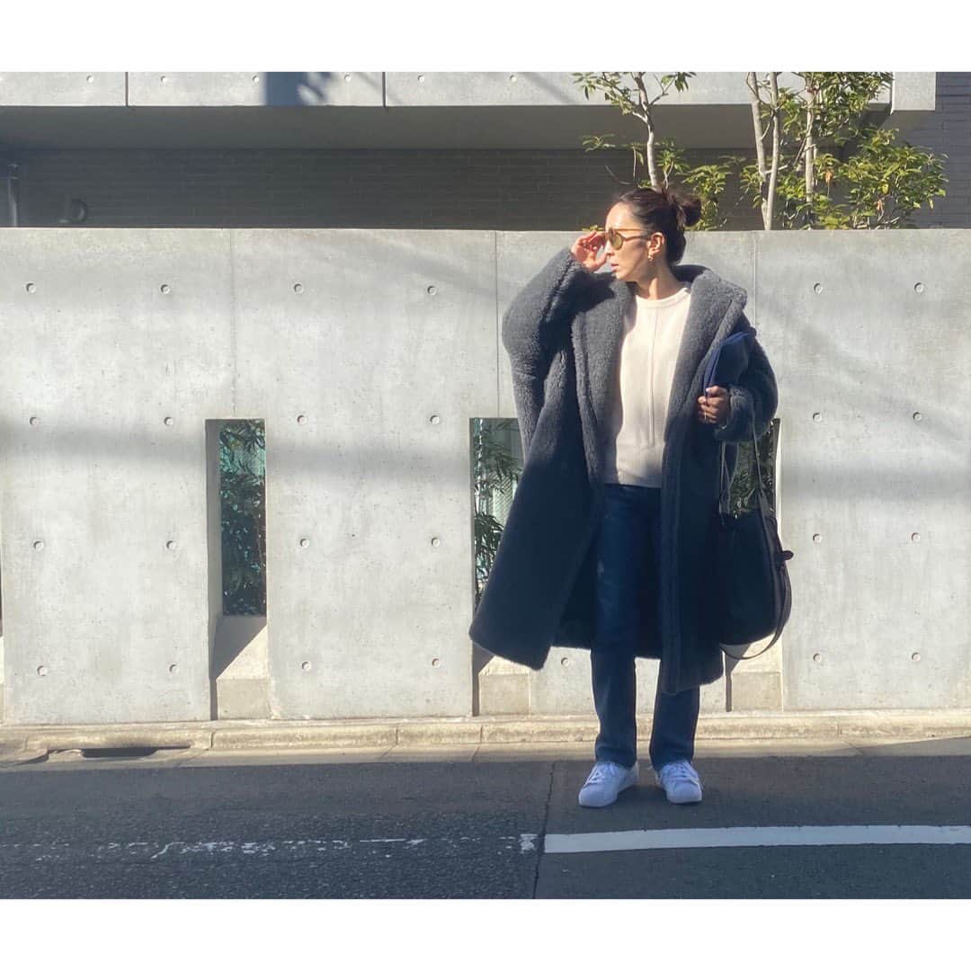 高橋志津奈さんのインスタグラム写真 - (高橋志津奈Instagram)「今日は天気良かったけど　@akihigashihara のインスタ見て寒いんだなと思い私も🐻さんで行きました！ . やっぱり暖かい✨✨ . #maxmara #shizunascoordinate」2月9日 20時56分 - shizunan