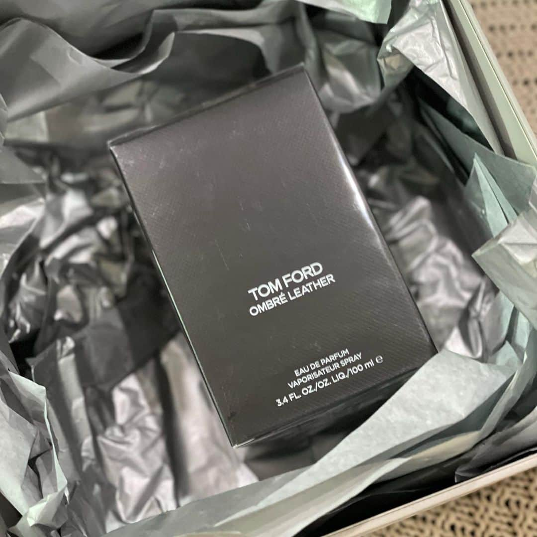 ノーブル・イグウェさんのインスタグラム写真 - (ノーブル・イグウェInstagram)「It’s my birthday tomorrow and the gifts are already rolling in. Thank You  @TOMFORDBEAUTY for opening the floodgates  @ESSENZA_NG @THENAILSTUDIOVI #TFBEAUTY #TFOMBRELEATHER」2月9日 20時57分 - noble_igwe