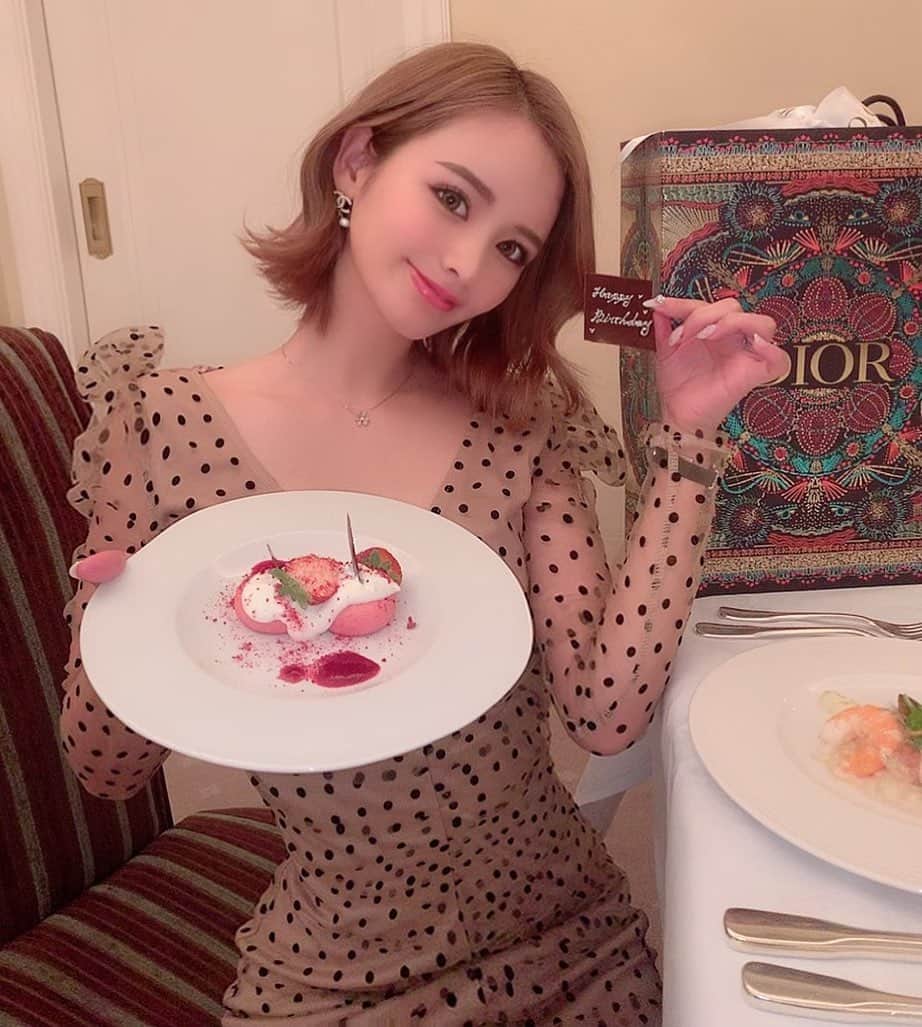 姫奈のインスタグラム：「. . 12時回ったら23歳になります🥰🥰 . 去年から予約してた竹ふえには 色々な事情があって行けず...😢 今年の誕生日はゆっくり過ごすと思ってたら 近場のホテルを予約してくれててびっくり🥺 お部屋にディナーと一緒に ケーキとプレゼントまで持って来てくれて また更にびっくりでした🤣🎁✨ . ゆっくり家族三人でご飯たべれて お風呂入って幸せな一日😌感謝ですっ🙏💓 . ドレスは　@classyandfabulous_jp です👗 . . #誕生日サプライズ #誕生日 #happybirthday #サプライズ #ラスイート #ラスイート神戸 #23歳 #ありがとうの日 #家族 #family #大好き」