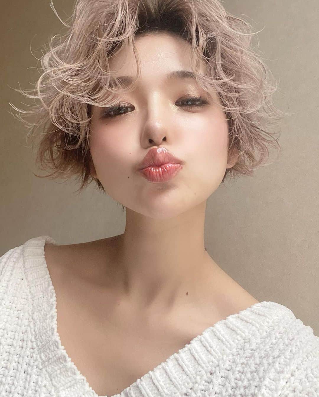 マリカさんのインスタグラム写真 - (マリカInstagram)「@release_ba_shinta.69 .. 青好評うれしい💙💋. 昨日の. ふわふわも人気やった💓 何枚目がお好きですか🕺🕺✨. . .  #作品撮り #サロンモデル #猫目 #impression_shots#lovers_nippon_portrait #explorejpn #ビジョビ  #関西サロンモデル #関西サロンモデル募集中 #関西サロンモデル募集 #サロモ #ヘアモデル #メイク好きさんと繋がりたい  #フリーモデル#関西モデル #お洒落さんと繋がりたい #カラコンレポ #make #ショート#ショートヘアモデル #tiktok #ブリーチカラー #バイヤレージュ #ピンクカラー #パープルカラー #ダブルカラー  .」2月9日 20時57分 - marika_h1127