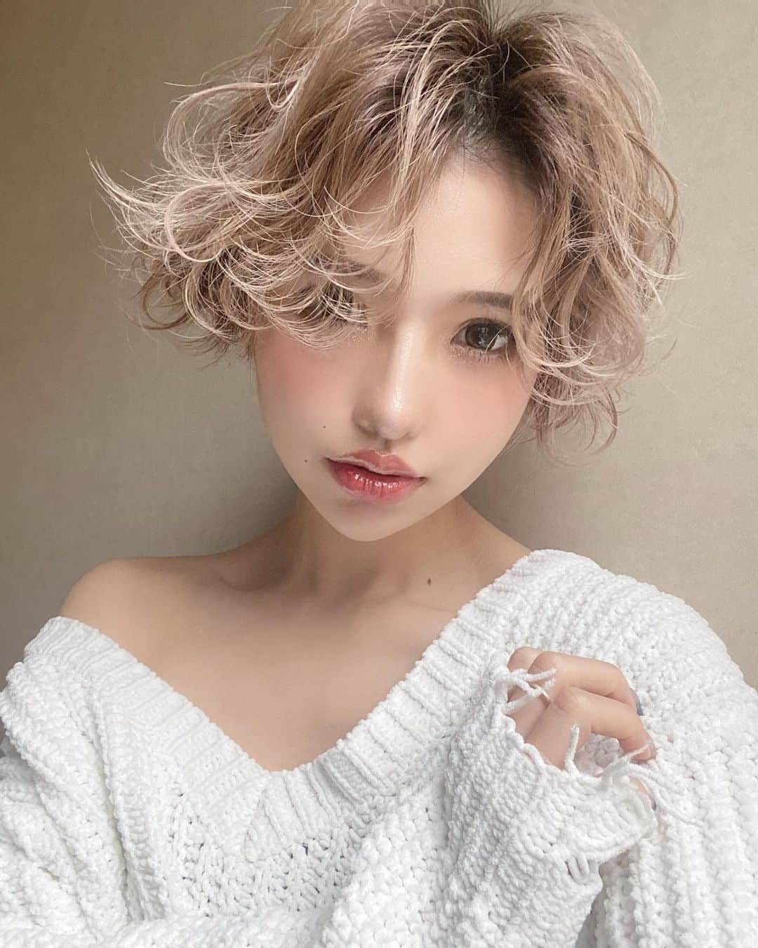 マリカさんのインスタグラム写真 - (マリカInstagram)「@release_ba_shinta.69 .. 青好評うれしい💙💋. 昨日の. ふわふわも人気やった💓 何枚目がお好きですか🕺🕺✨. . .  #作品撮り #サロンモデル #猫目 #impression_shots#lovers_nippon_portrait #explorejpn #ビジョビ  #関西サロンモデル #関西サロンモデル募集中 #関西サロンモデル募集 #サロモ #ヘアモデル #メイク好きさんと繋がりたい  #フリーモデル#関西モデル #お洒落さんと繋がりたい #カラコンレポ #make #ショート#ショートヘアモデル #tiktok #ブリーチカラー #バイヤレージュ #ピンクカラー #パープルカラー #ダブルカラー  .」2月9日 20時57分 - marika_h1127