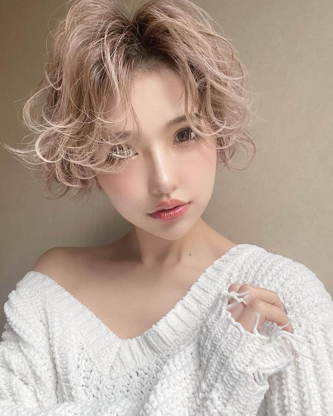 マリカさんのインスタグラム写真 - (マリカInstagram)「@release_ba_shinta.69 .. 青好評うれしい💙💋. 昨日の. ふわふわも人気やった💓 何枚目がお好きですか🕺🕺✨. . .  #作品撮り #サロンモデル #猫目 #impression_shots#lovers_nippon_portrait #explorejpn #ビジョビ  #関西サロンモデル #関西サロンモデル募集中 #関西サロンモデル募集 #サロモ #ヘアモデル #メイク好きさんと繋がりたい  #フリーモデル#関西モデル #お洒落さんと繋がりたい #カラコンレポ #make #ショート#ショートヘアモデル #tiktok #ブリーチカラー #バイヤレージュ #ピンクカラー #パープルカラー #ダブルカラー  .」2月9日 20時57分 - marika_h1127
