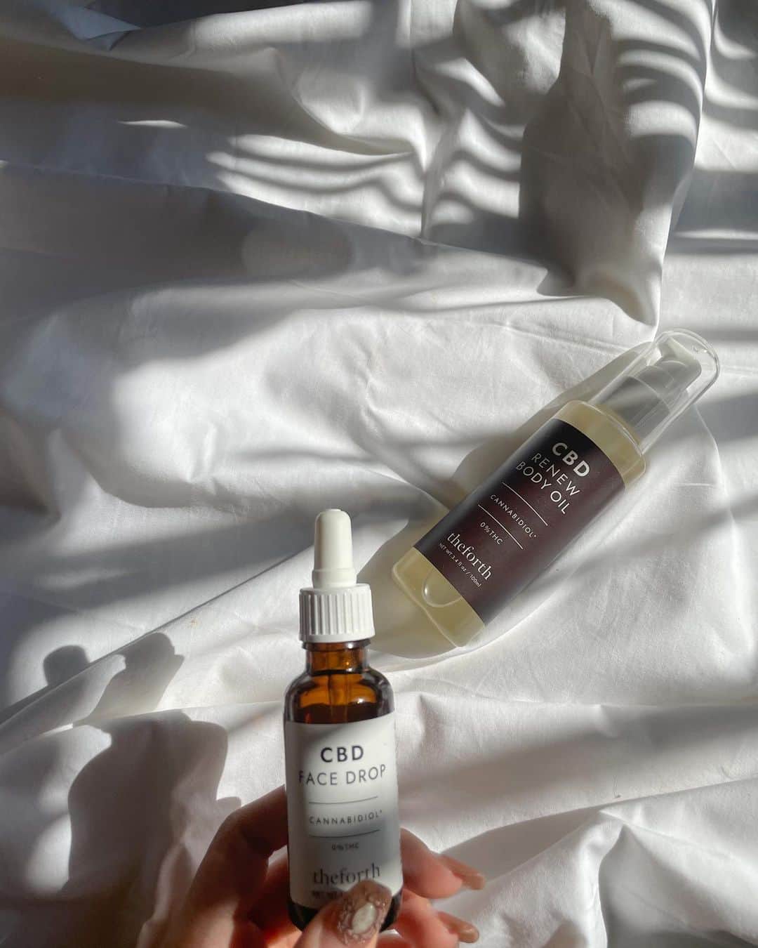 𝙼𝚒𝚑𝚘𝚛𝚊𝚊𝚊のインスタグラム：「最近使い初めたCBDオイル🌿  お風呂上がりのつっぱりが気にならなくなった！！匂いも落ち着くし100%オーガニックオイルで肌にも地球にも優しい🌏  CBDはリラックス効果もあってとてもおすすめでボディ用とフェイス用で２つゲットして使い分けてる♡  詳しくYouTubeに載せようと思うからみてね🤍  #CBDオイル #CBD #オーガニック #theforth」